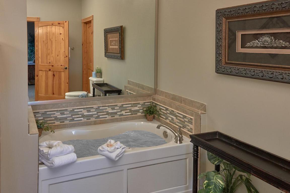 Journey's End, 5 Bedrooms, Sleeps 12, Private Outdoor Pool, Theater, Sauna Sevierville Buitenkant foto